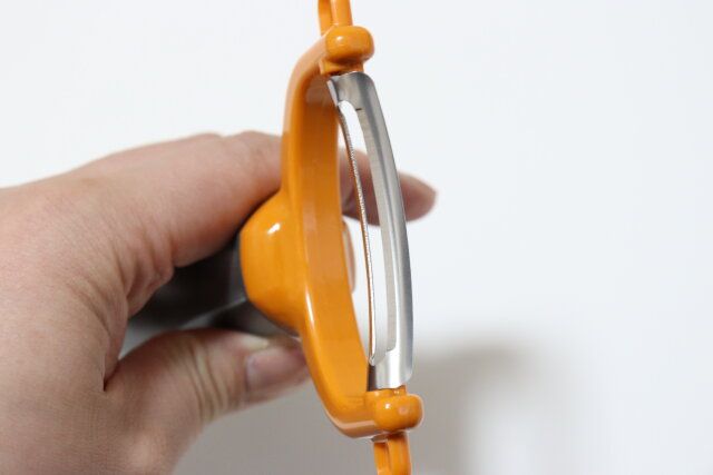 ダイソーの握りやすいカーブピーラーはプチプラなのに高機能でお買い得