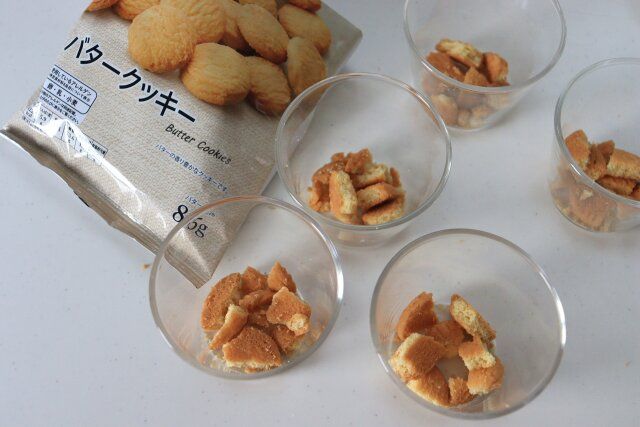 市販のバタークッキーを底が埋まるくらい適量敷く。