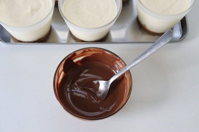 チョコレートを耐熱性のカップなどに入れ溶かす。