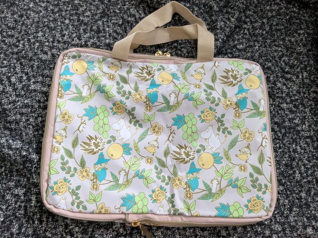 ムーミンたっぷり入る圧縮収納ポーチ