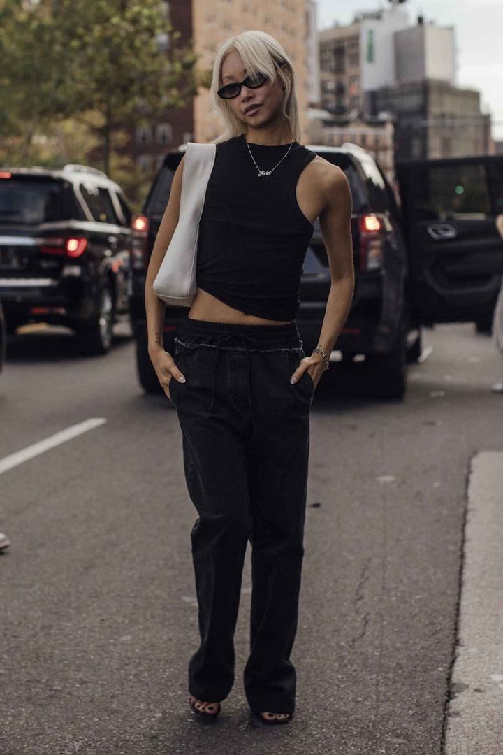 画像: 夏の黒はお腹周りと腕を露出して重くさせない