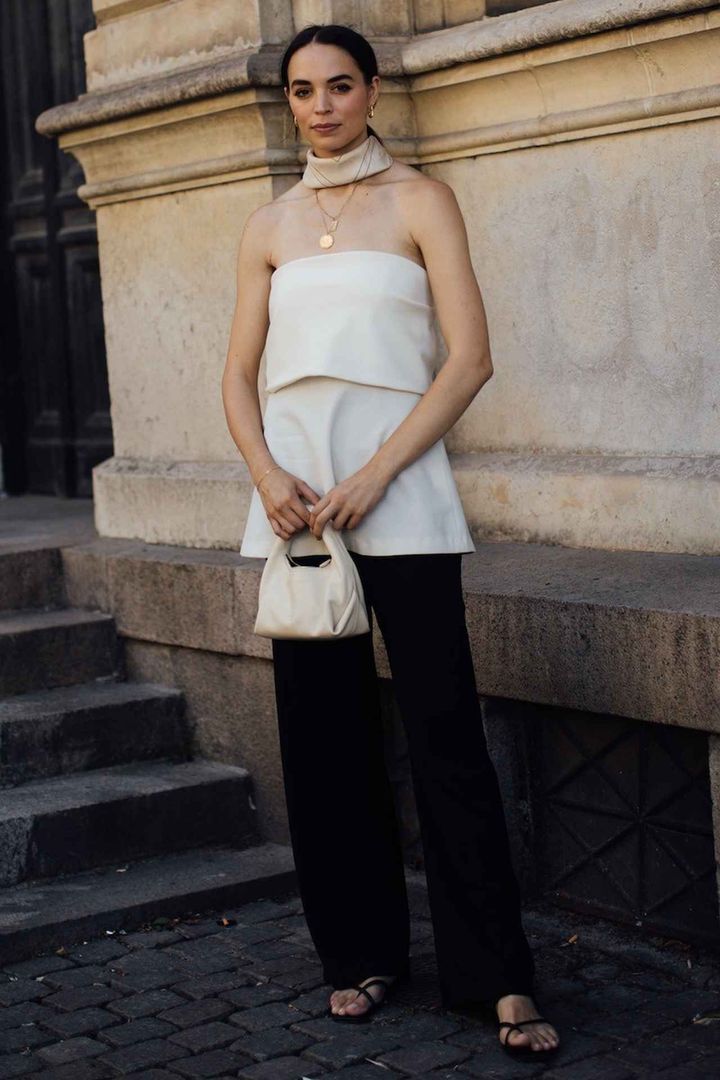 画像: 白のスカーフが優雅さと涼感を醸す