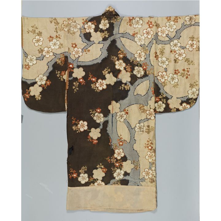 重要文化財 振袖 黒綸子地梅樹竹模様