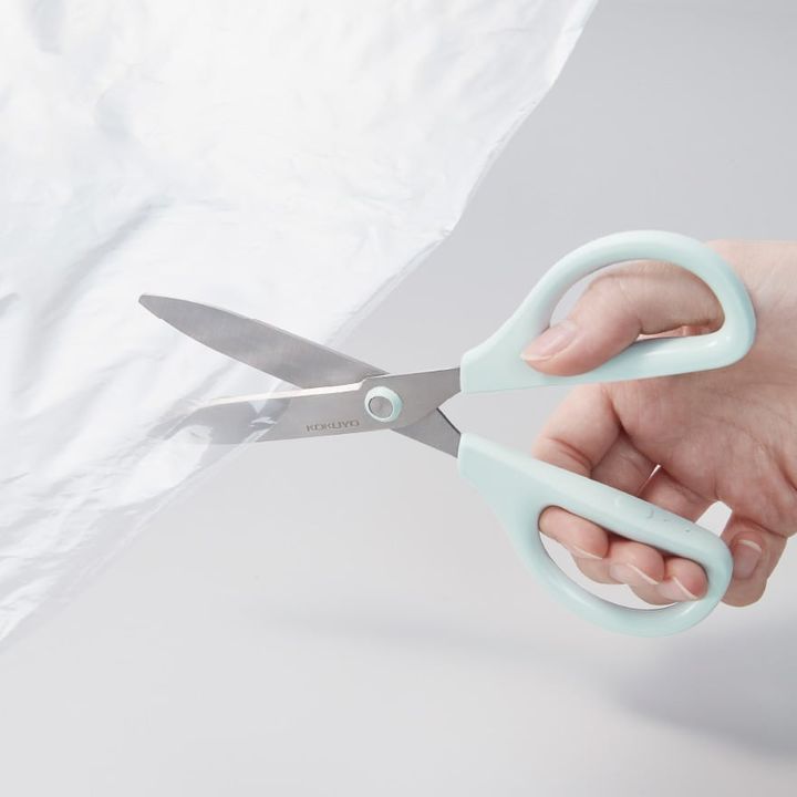 2024年12月にリニューアルした「ハサミ＜サクサ＞」。基本的な構造は右利き用のはさみと同じだが、右利きの人だけでなく、左利きの人も使用可能（コクヨの公式サイトより）