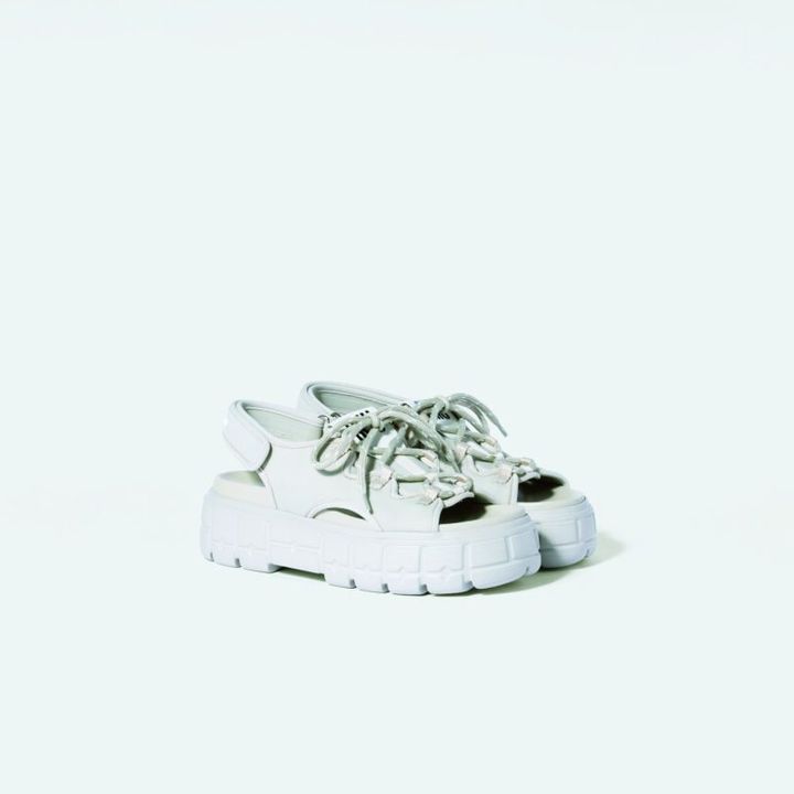 チャンキー ネオプレン サンダル［ヒール5cm］ 14万8500円（ミュウミュウ／ミュウミュウクライアントサービス）