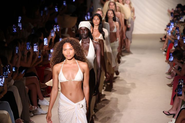 マンデイスイムウェア 2026年春夏コレクションより。