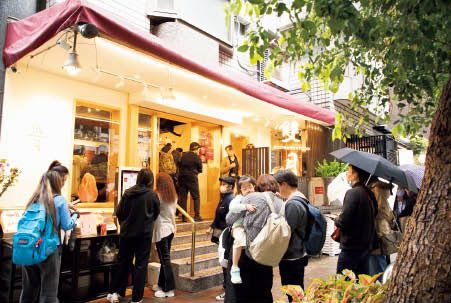 雙月食品社 青島店〈シュァンユェシーピンシャー チンダオディエン〉