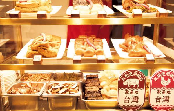 ルーウェイというおかずが並んだキャビネット。