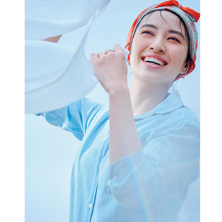 夏の日差しを浴びているママのイメージカット