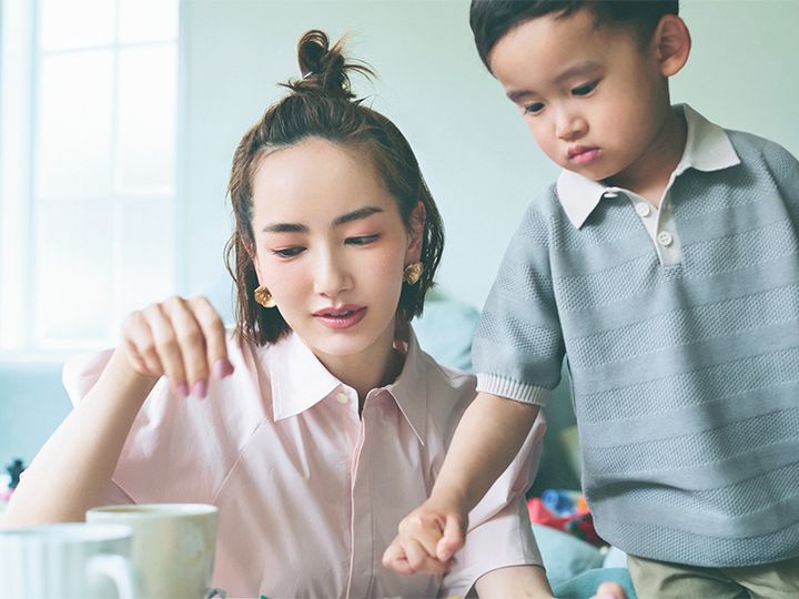 半袖のピンクシャツを着てハーフアップお団子をした辻元舞さんと男の子