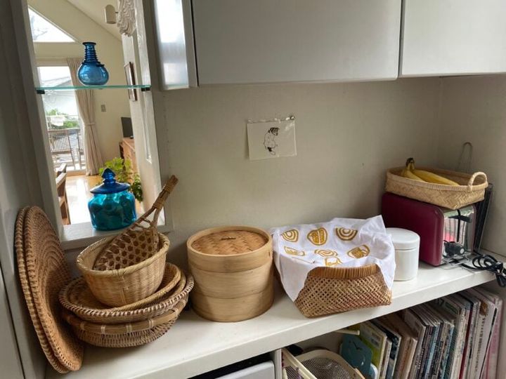 KAORIさんの家の台所にあるざるやかごたち