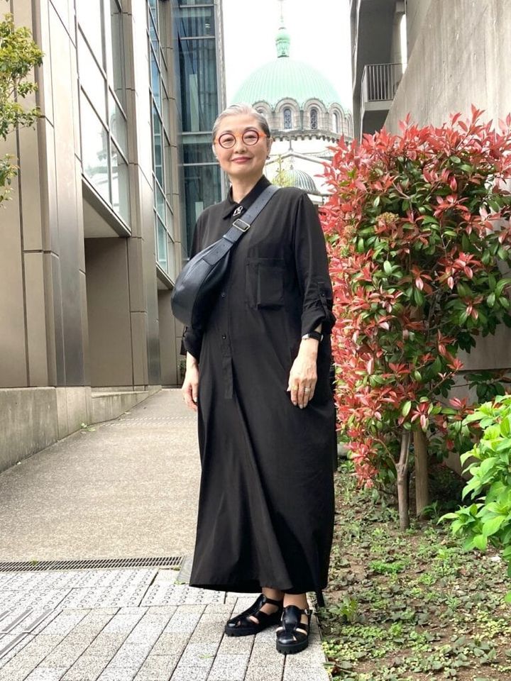 「ワイズ」のシンプル黒ワンピースにメリハリをつけるには？ゴールド×シルバーミックスの大ぶりアクセサリーを着こなしのアクセントに！