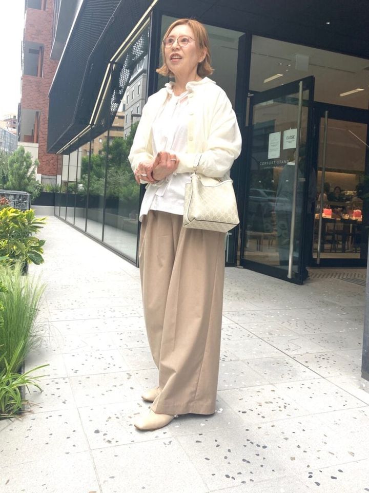 夏は白×ベージュで爽やかに！「ミラ オーウェン」のワイドパンツでトレンド感を取り入れた大人の上品ワントーンコーデ