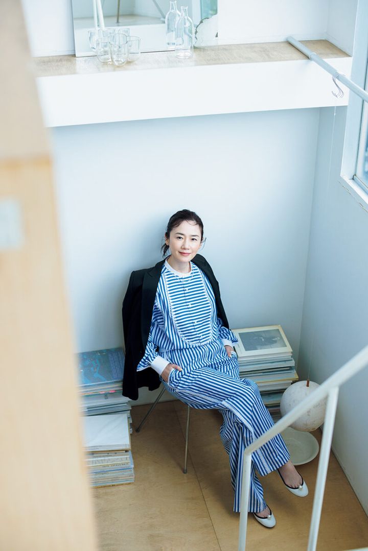 ジャケット￥126,500／リュンヌ、シャツ￥121,000、パンツ￥86,900／ともにセブリン（アマン）、イヤカフ（左耳）￥231,000、（右耳上）￥16,500、（右耳下）￥113,740、ネックレス￥121,000／すべてジョージ ジェンセン（ジョージ ジェンセン ジャパン）、靴￥41,800／ピッピシック