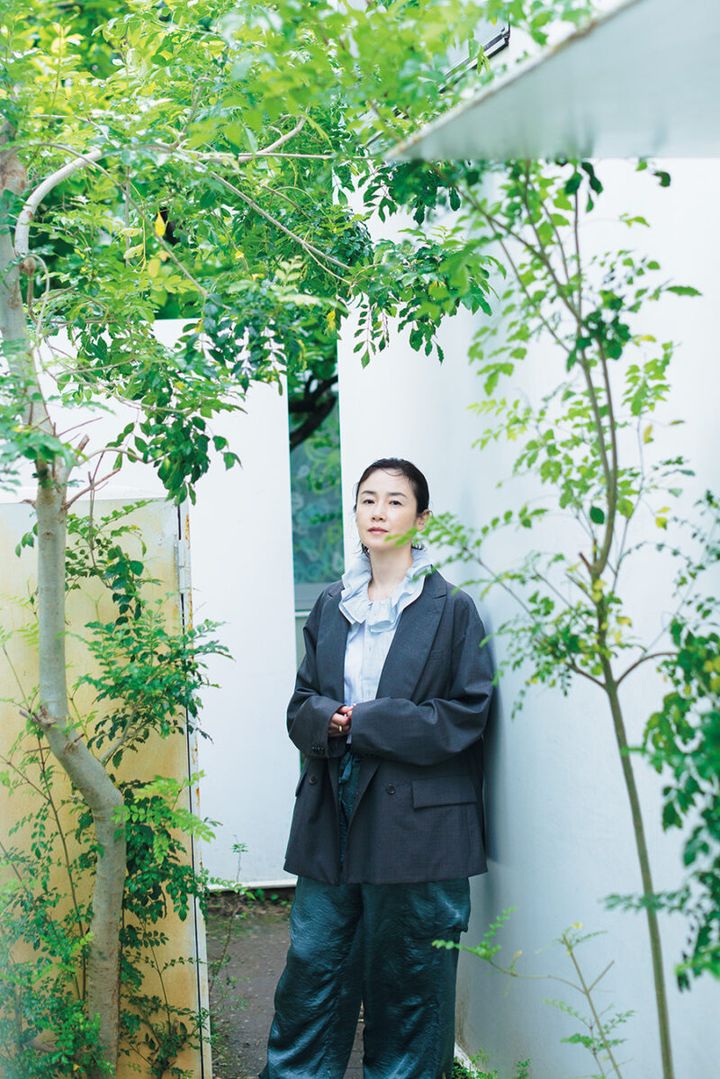 ジャケット￥99,000、シャツ￥44,000、Tシャツ￥31,900／すべてトゥジュー（トゥジュー 代官山ストア）、パンツ￥26,180／マスター&コー（マッハ55リミテッド）、イヤカフ（左耳）￥231,000、ネックレス￥28,600、リング（左手人さし指）￥28,600、（左手中指）￥677,600、（右手）￥286,000／すべてジョージ ジェンセン（ジョージ ジェンセン ジャパン）