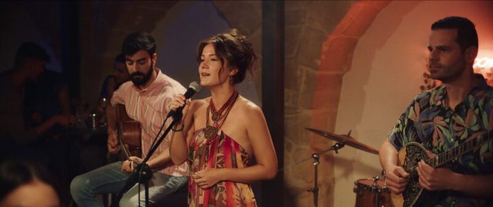 メリーナを演じるアリ・フミコ・ホイットニー。『ファインド・ミー・フォーリング』Netflixにて独占配信中