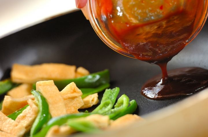 油揚げとピーマンのコクみそ炒めの作り方2