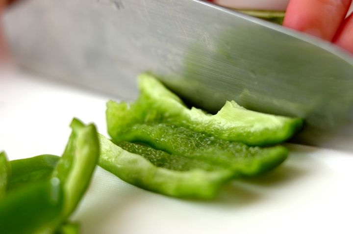 油揚げとピーマンのコクみそ炒めの下準備1