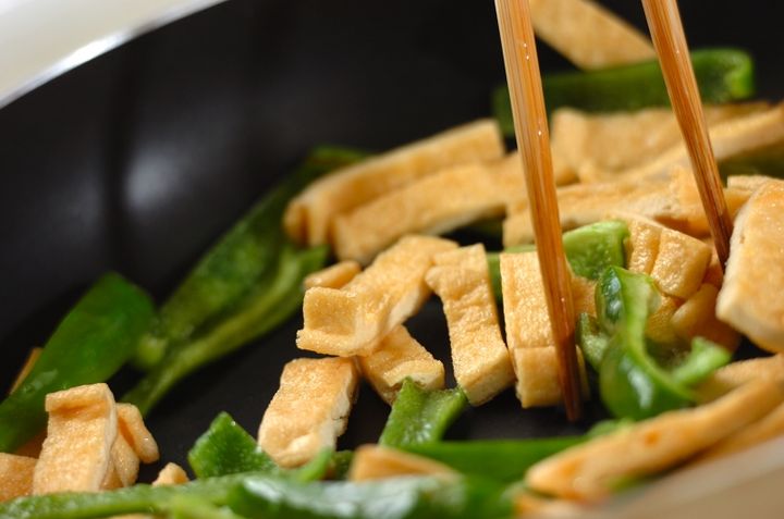 油揚げとピーマンのコクみそ炒めの作り方1