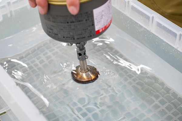 「考えた人天才すぎる」“収納問題”が解決！バケットがテーブルに!? カスタムギアが便利すぎた