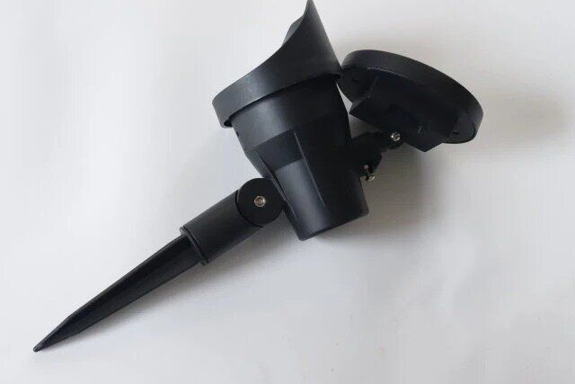 ダイソーのガーデンライト（挿すタイプ、スポットライト）1