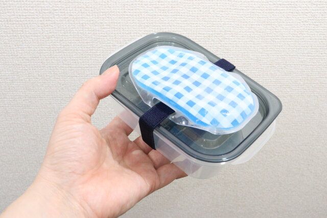ダイソーのベルト付 保冷剤（アソート2）を弁当箱に付ける