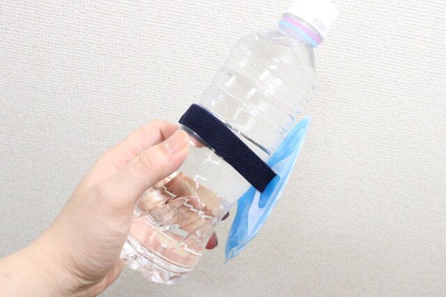 ダイソーのベルト付 保冷剤（アソート2）をペットボトルに付ける