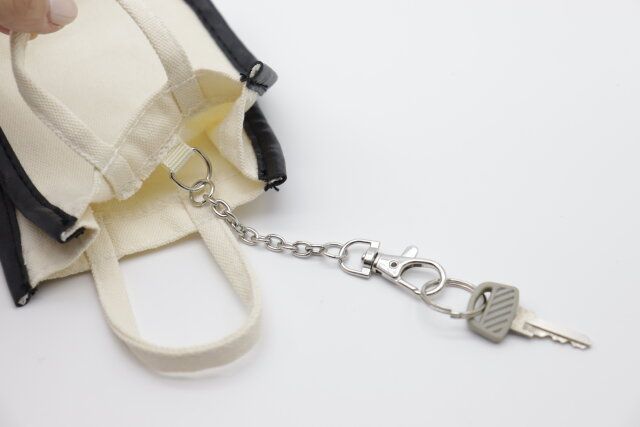 ダイソーのPVCポケット付トートバッグチャームは鍵やキーホルダーをつけられる