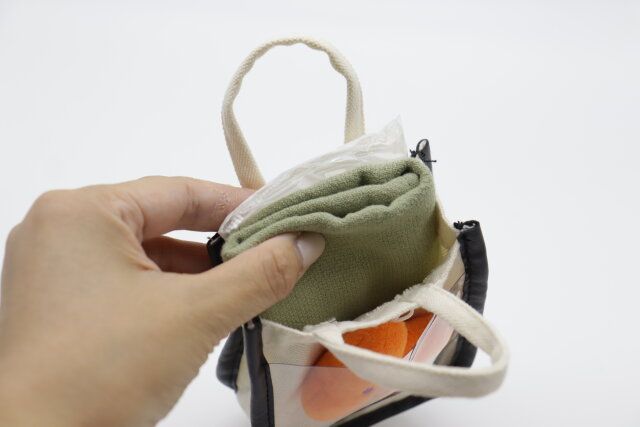 ダイソーのPVCポケット付トートバッグチャームはハンカチとティッシュが入る