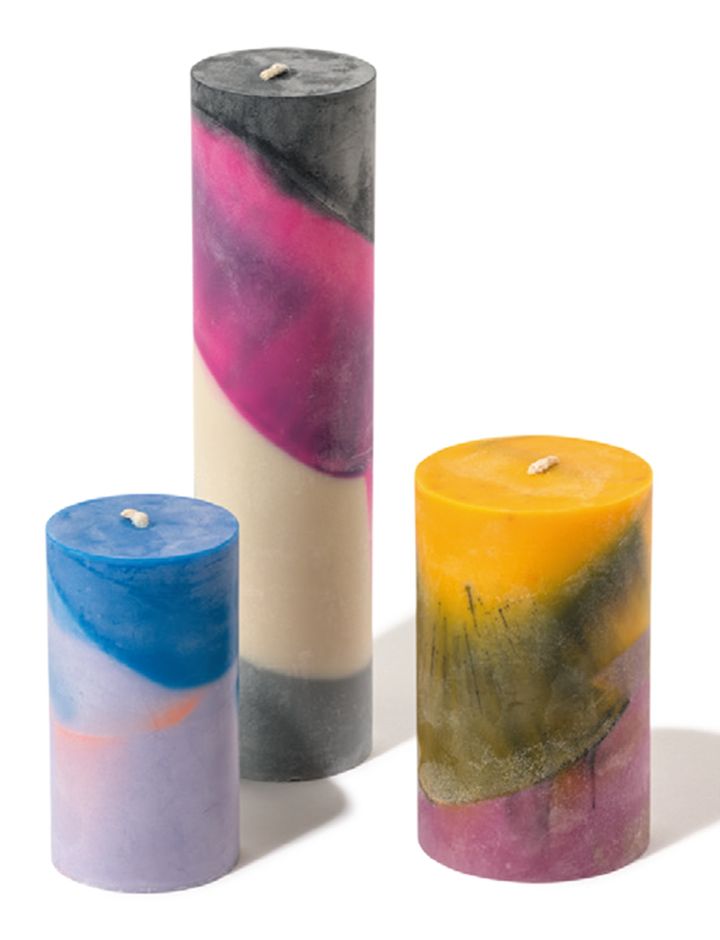 植物性ワックスに10種類以上の精油をブレンド。蒸発しない蝋が特徴的で、火を灯すとゆっくり溶け出し、さまざまな色が美しく混じり合いながら形を変えていく。
