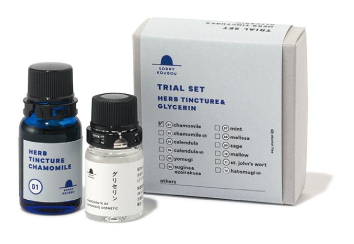 好みのハーブチンキ1種と、保湿成分のグリセリンがセットになったオリジナル化粧水キット。肌悩みに合わせて12種類の中から選べる。