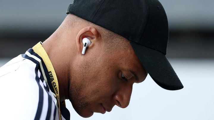 異例の事態！世界的スター軍団、エースFWを乗せないままチームバス出発…ぼっち移動になったワケとは