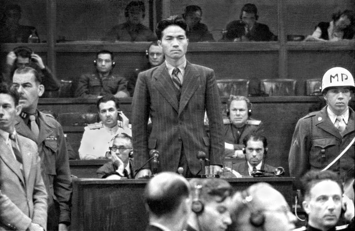 1946（昭和21）年10月18日、東京裁判でソ連側証人として証言台に立つ元関東軍参謀の瀬島龍三元中佐