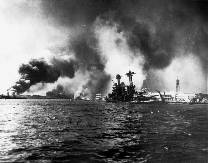1941年12月7日、爆弾と魚雷の被害を受け、ハワイ州真珠湾のフォード島沖に沈んでいくアメリカ海軍の戦艦カリフォルニア（BB-44