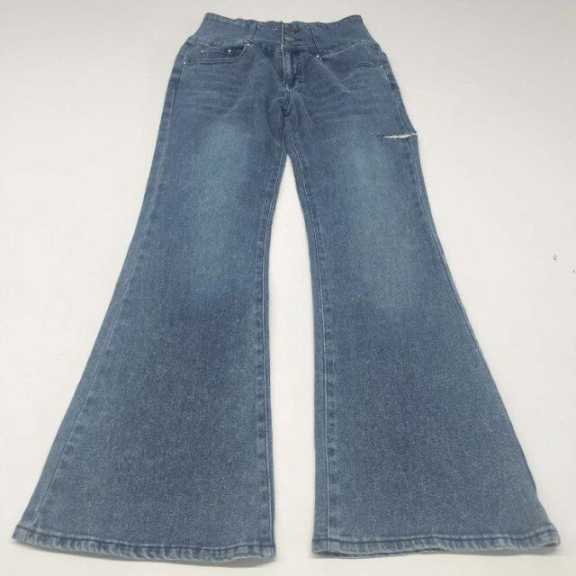 しまむらのハイウエストフレアデニムパンツ