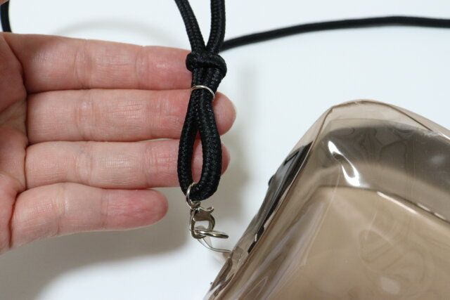 ダイソーのひも付きショルダーバッグ（黒、モカ）