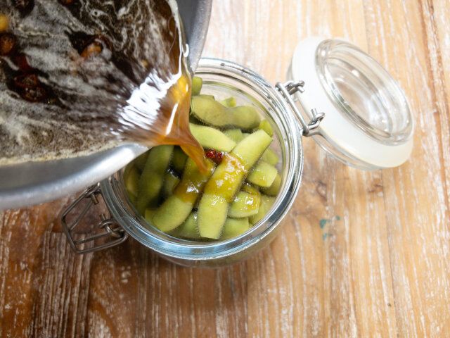 ③の漬けだれが熱いうちに②の保存瓶に注いで、冷めたらフタをして冷蔵庫で寝かせます。