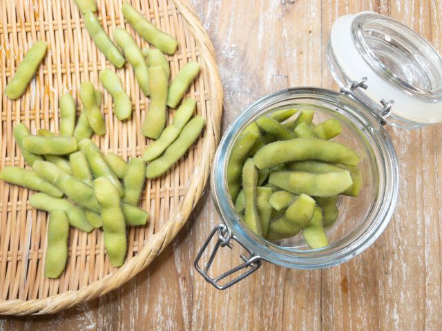 枝豆を保存瓶に入れる。