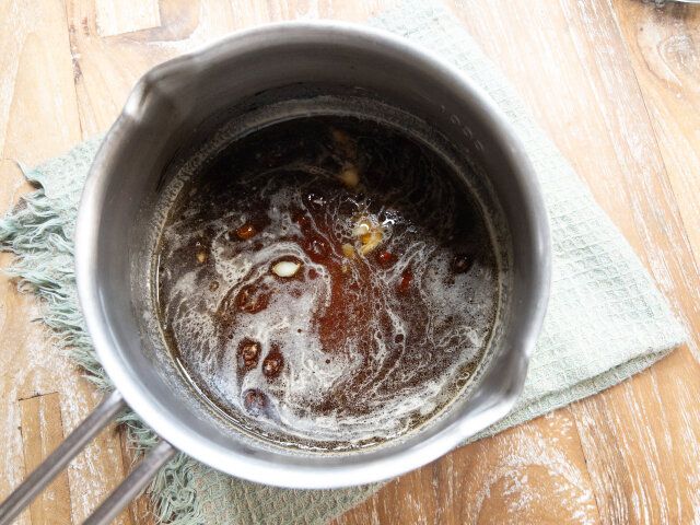 小鍋に漬けだれの調味料を入れて火にかけ、沸騰したら弱火にし、砂糖を溶かして2〜3分ほど軽く煮詰めます。