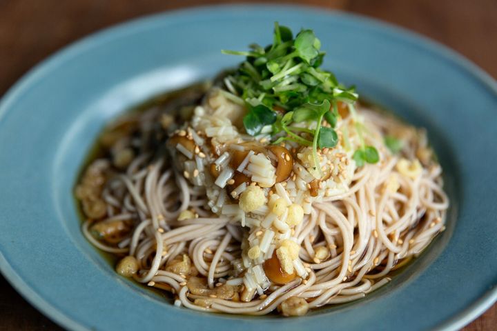 粘りと旨味を楽しむ“なめ茸冷やしそば”