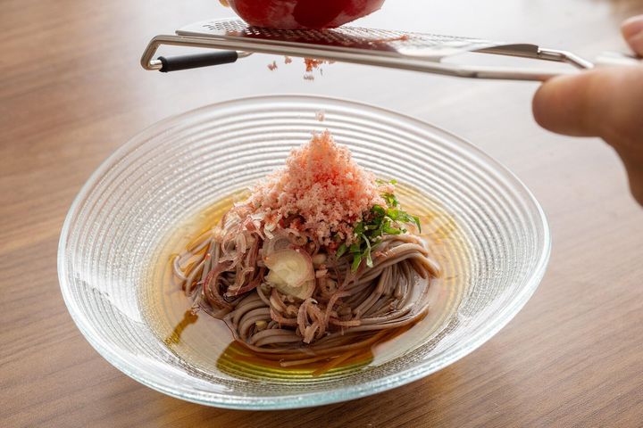 やわらかくなった“完熟トマト”は即冷凍！シャリシャリ涼やかな“トマトおろしそば”