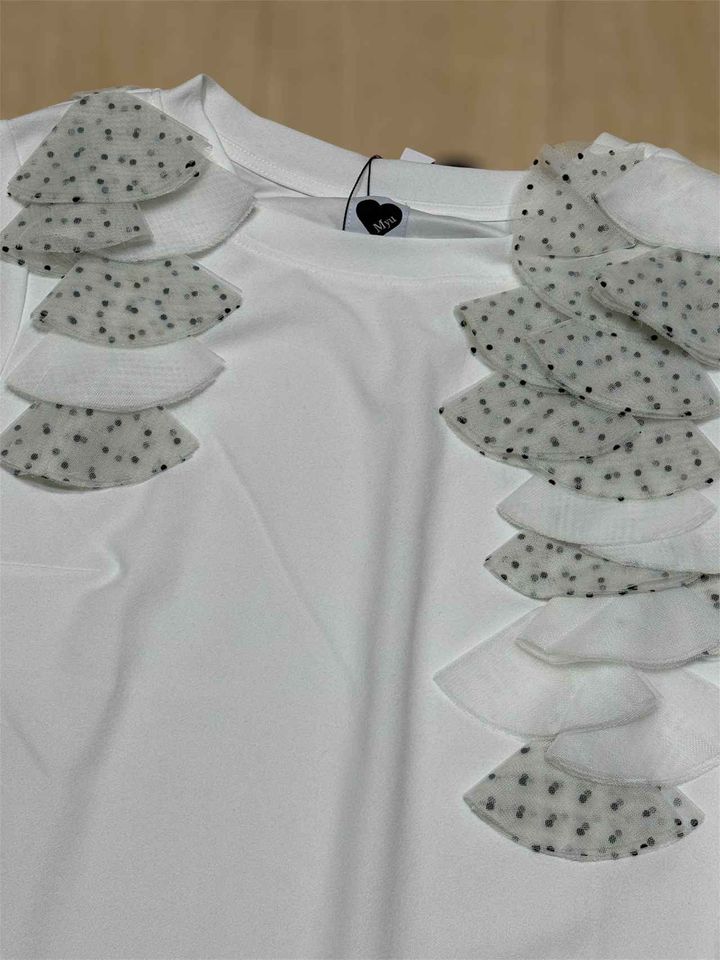 画像: アシンメトリーに配されたドットチュールがポイント！