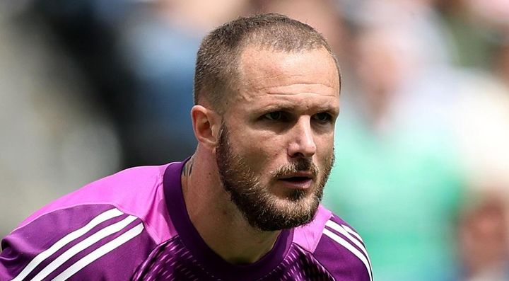 39歳GK、相手の膝が頭部直撃で試合中に倒れて緊急搬送…監督は「かなり強い衝撃を受けた」