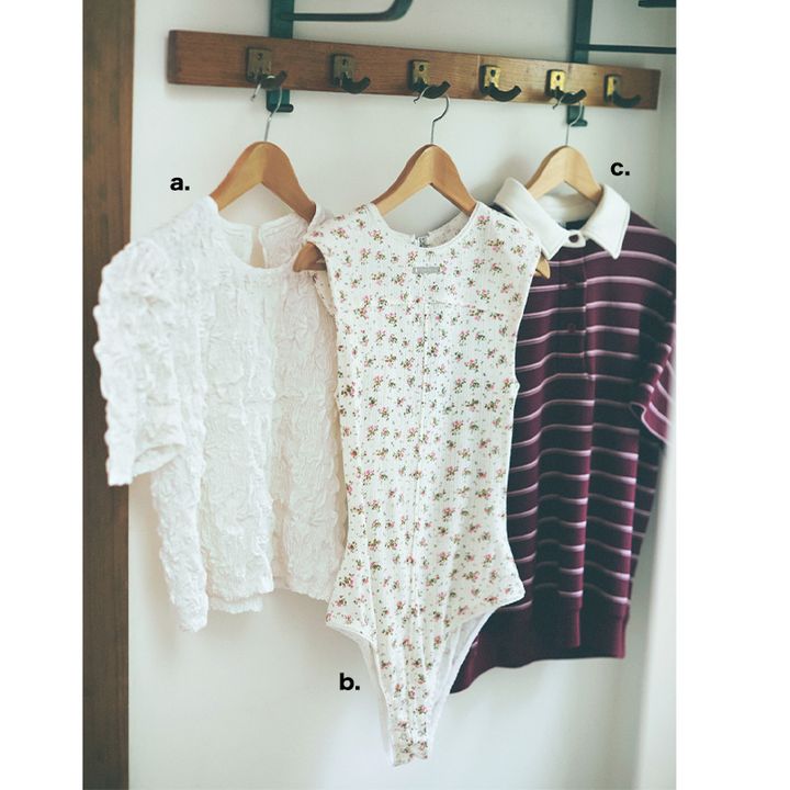 イウエンマトフのシャーリングブラウスとプランクプロジェクトの花柄ボディスーツとフレイ アイディーのラガーシャツ