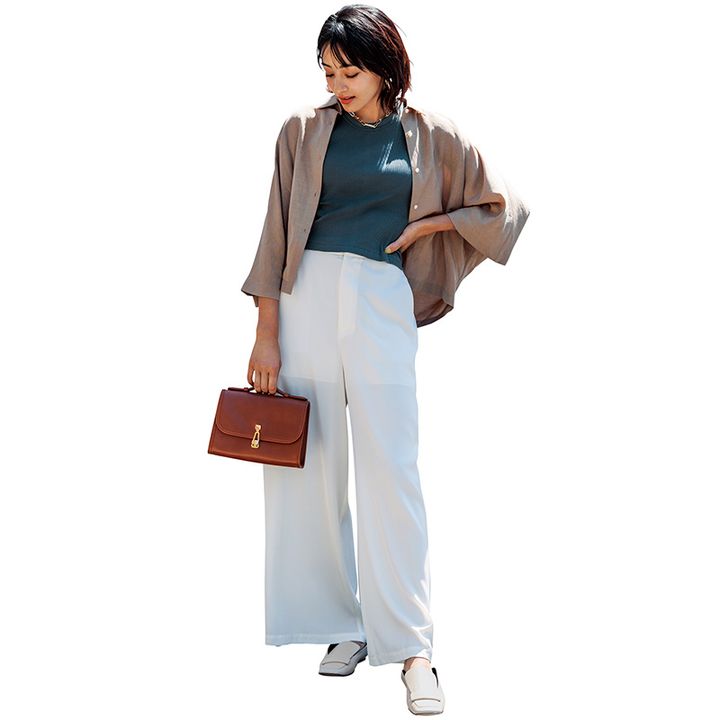 微かにすけるシルクパンツでコーデ