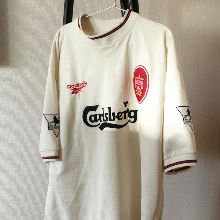 〈リバプール〉のフットボールシャツ