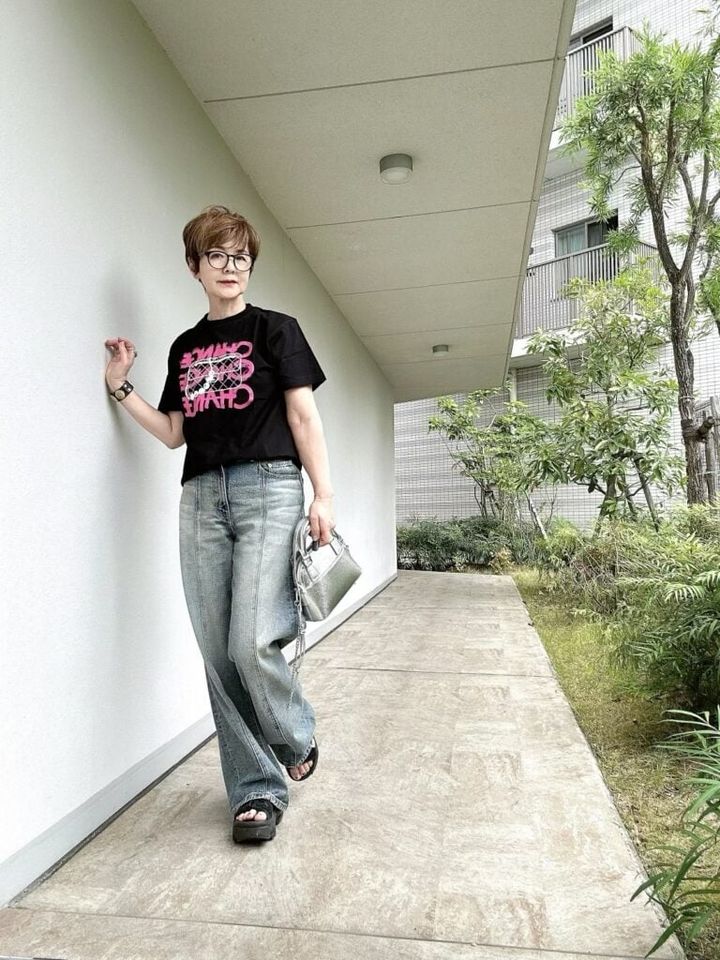 Tシャツ／ACCOUNT PARIS デニム、バッグ／AZUL BY MOUSSY