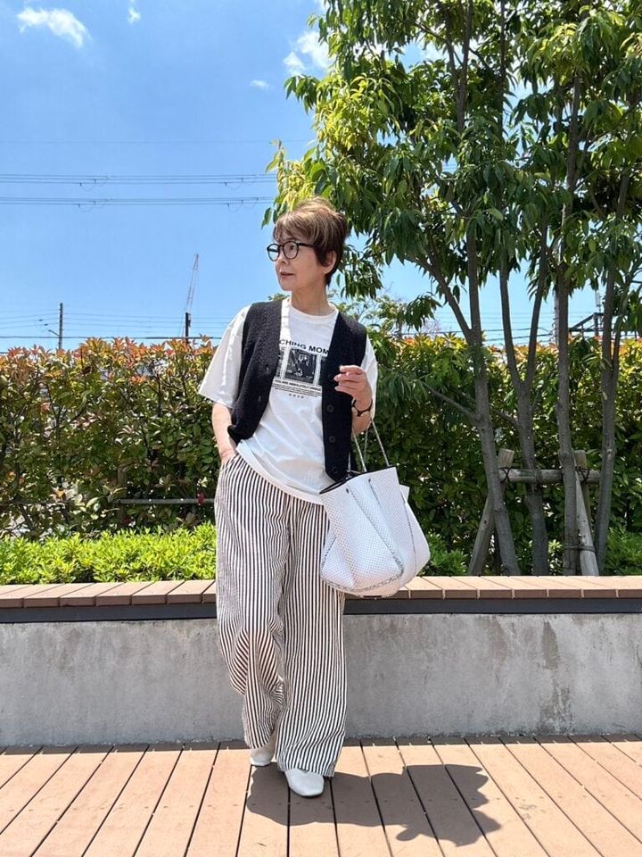 Tシャツ、パンツ／SHEIN ベスト／SLOBE IENA バッグ／STATE OF ESCAPE シューズ／STYLEMIXER