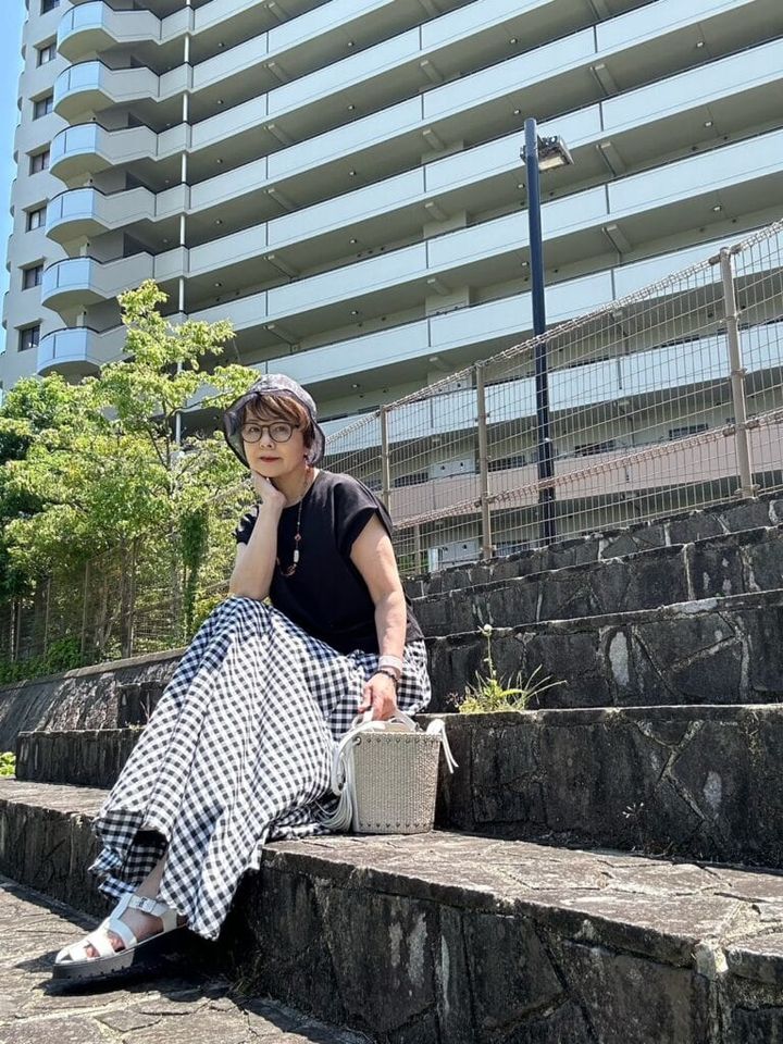 スカート／セレクトショップ Tシャツ、サンダル／GU 帽子／AMERI VINTAGE バッグ／Cheerful