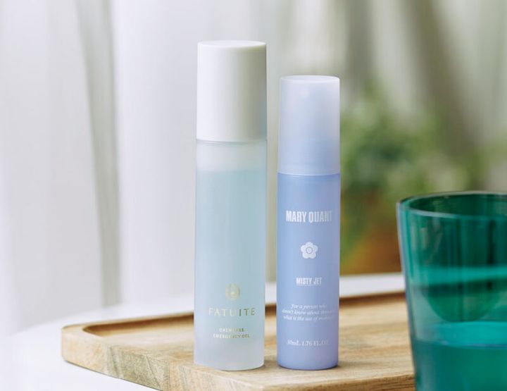 右：冷感成分や引き締め成分で、肌を冷んやりさわやかに整える。ミスティー ジェット L-04 50mL 2970円（マリークワント コスメチックス）※6月４日限定発売 左：乾燥や肌あれ、バリア機能の低下といった不調と猛暑からくる肌の“高温ダメージ”を同時にケア。カームネス エマージェンシージェル 60mL 5500円（ファチュイテ）